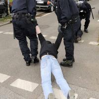 _DSC3891   Demonstrant in Begleitung von freundlichen Polizisten. | 